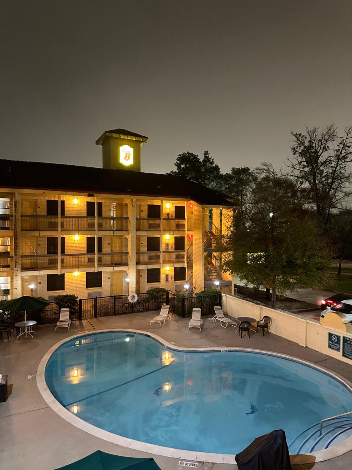 Super 8 By Wyndham The Woodlands North Hotel Exterior foto