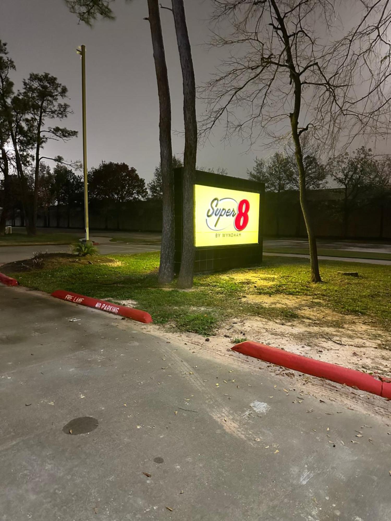 Super 8 By Wyndham The Woodlands North Hotel Exterior foto