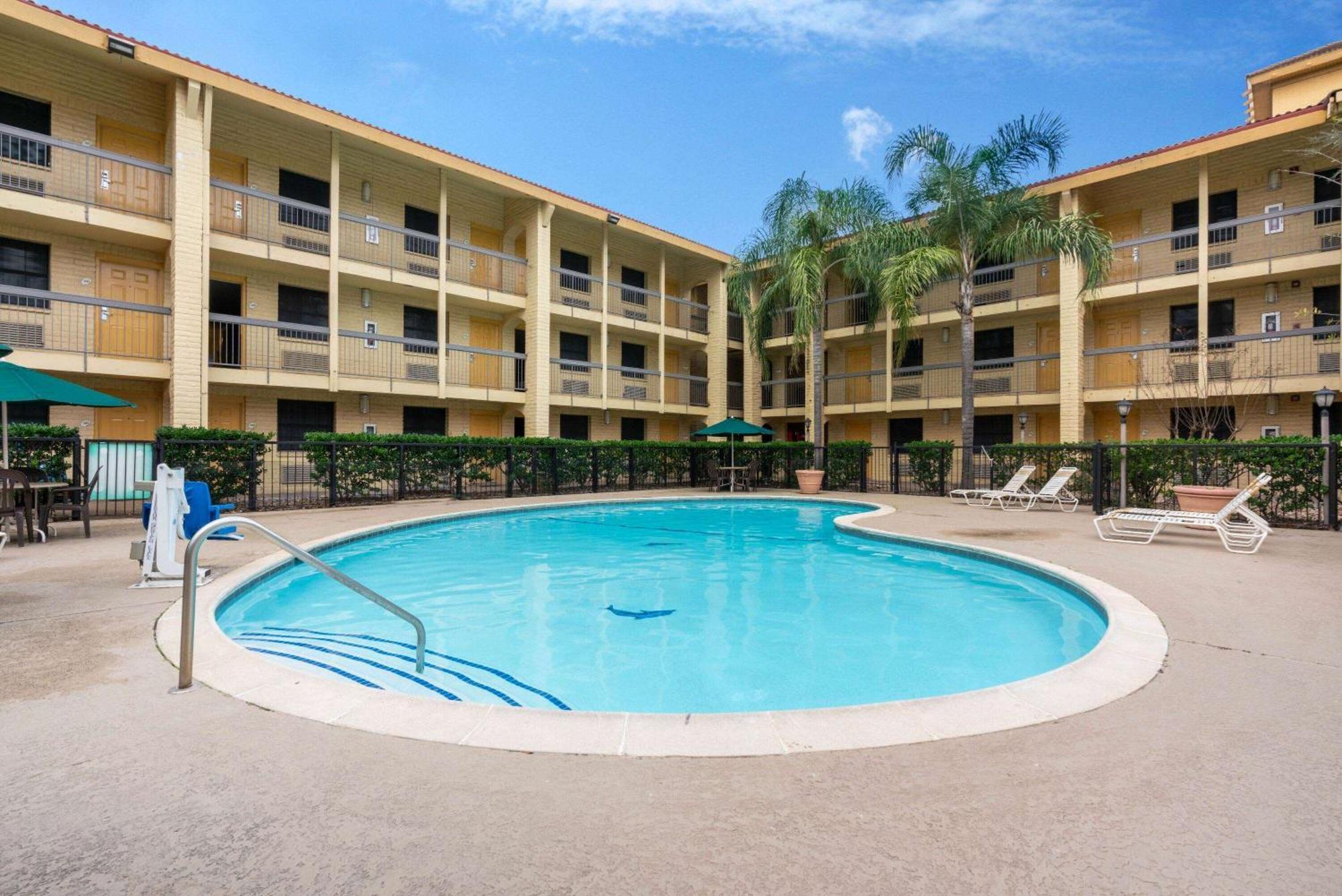 Super 8 By Wyndham The Woodlands North Hotel Exterior foto