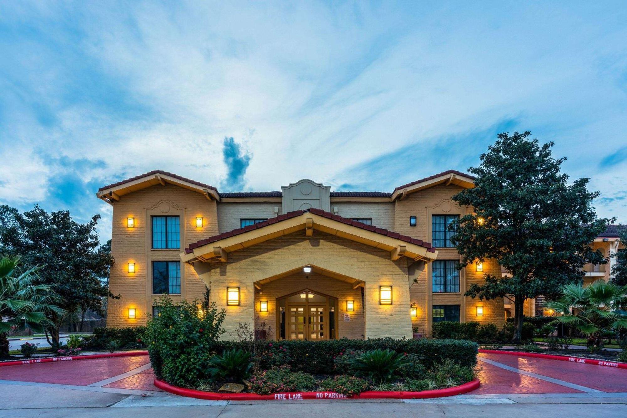 Super 8 By Wyndham The Woodlands North Hotel Exterior foto